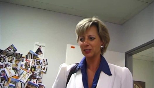 Patron gizlice onun çalışanının dick emme