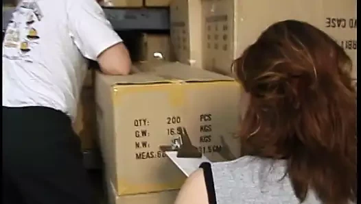 Kıllı milf gets ona kedi yaladı ve becerdin üzerinde kutuları içinde depo