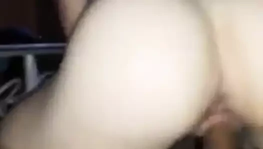 Patroa bunduda sentando pro funcionario