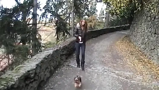 Güzel Avrupalı genç kız evde sikişmeden önce açık havada yarak emiyor