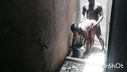 En iyi arkadaşımın karısı özel kısımlarını yıkarken beni duşta aradı. Cezbediciliğime karşı koyamadım.