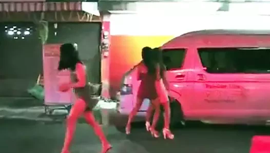 Pattaya'da çalışan sokakta yürüyen ladyboys