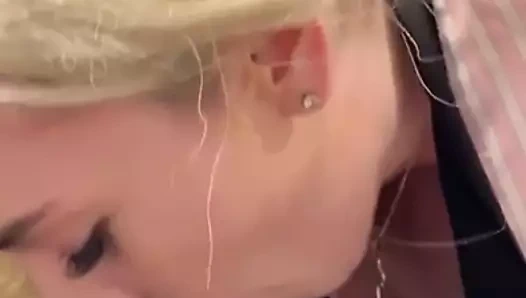 Ateşli sürtük Lelya dildo yutuyor