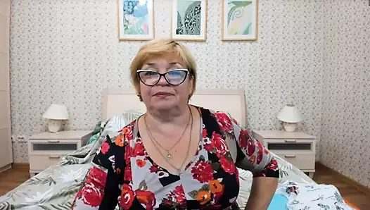 İri güzel kadın kamerada orta yaşlı seksi kadın götünü açıyor