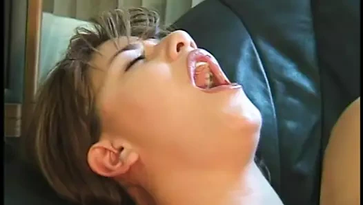 Seksi sürtük ile güzel doğal memeler gets ona kedi yaladı ve becerdin üzerinde the kanepe