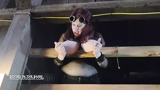Büyük göğüsler – ahırda eğleniyor