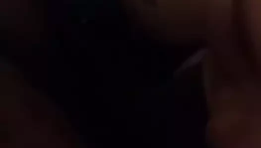 Aldatan beyaz kız arkadaşının önünde siyahi sik yalıyor.