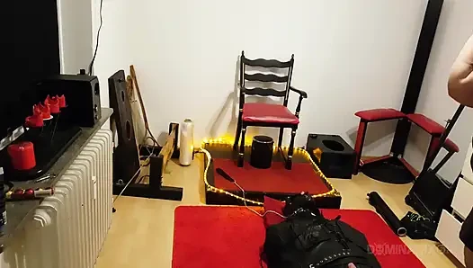 Tombul esmer dominatrix fetiş zindanında bağlı köleyi komuta ediyor