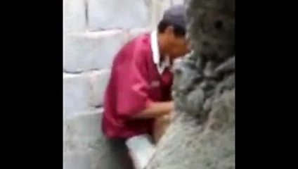 Yaşlı adam beni doğuruyor (inşaat bldg)