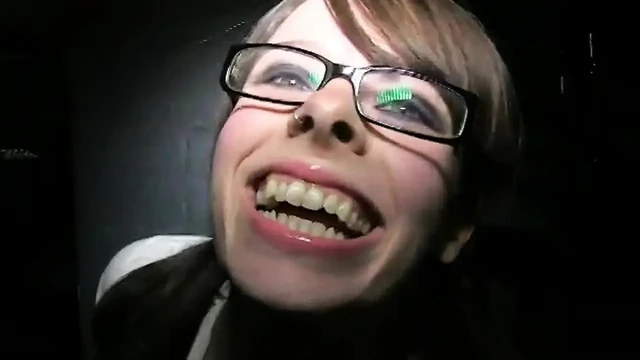 Секс-шлюшка сосет и получает камшот на лицо в секс-кинотеатре