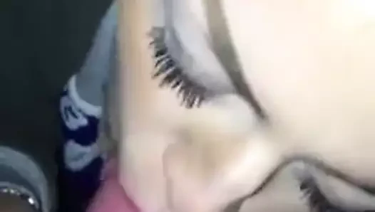 bir arkadaş üfleme