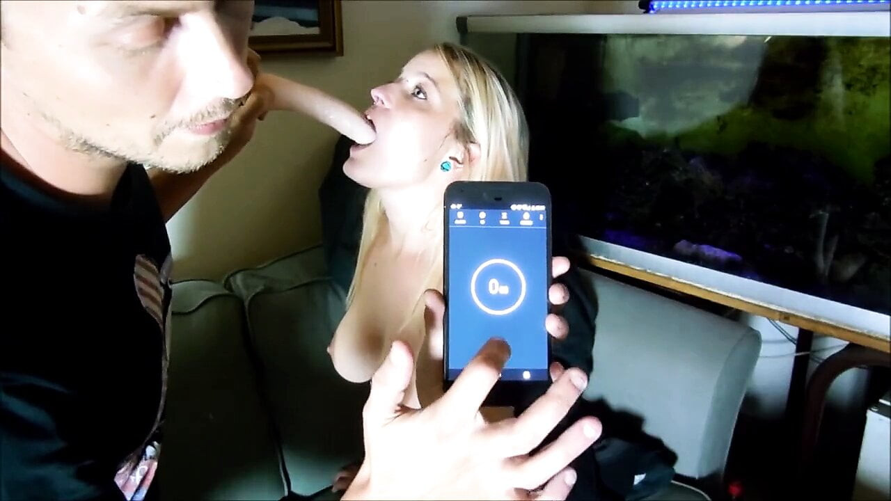 Dildo gırtlağına kadar alıyor