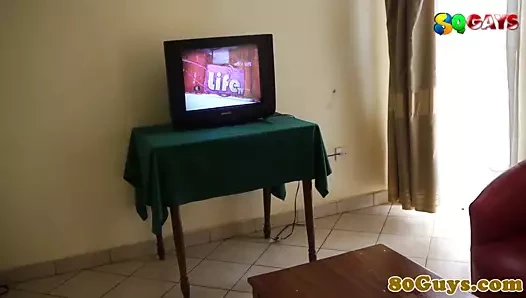 etnik Afrikalı gençler tutkuyla emme