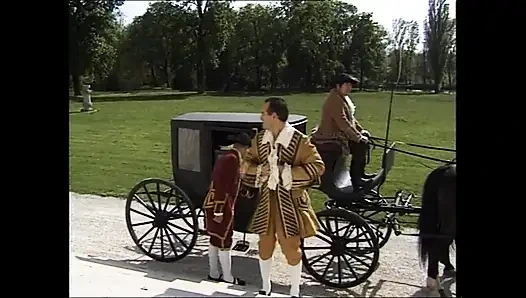 Kıllı amcık kontes demir maskeli adam tarafından sikiliyor