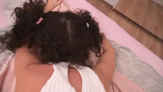 Üvey kız, köpek gibi sevişirken inliyor ve inliyor