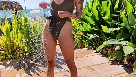 Sahilde kalın yarakları seven bir güzeli yakaladım!