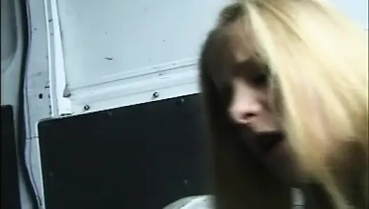 Des MILF coquines et de jeunes salopes excitées se font baiser dehors par des bites vintage énormes (film complet)