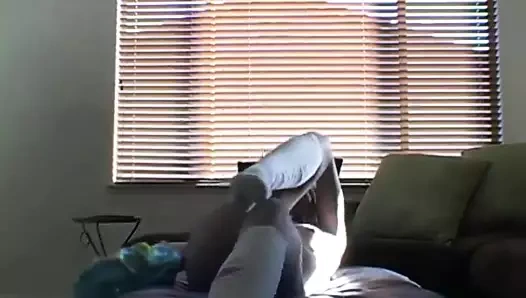 Nikki sarışın göğüsleri ve kedi yakın çekim gösteren striptiz yapar