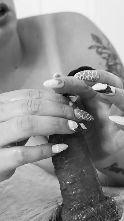 Kadın egemenliği. Büyük memeli bir dominatrix orgazm olana kadar dilatörleri esnetilmiş bir seks kölesine sokuyor.