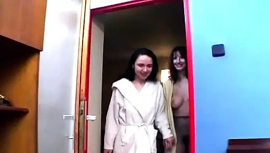 Esmerler kıllı ıslak amında pembe dildo kullanıyor