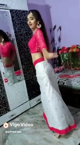 Seksi kız odasında dans ediyor.