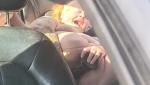 Yine yabancıların yaramaz sırıtışını izliyor