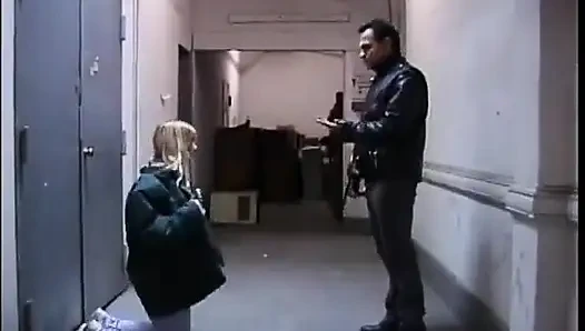 İri göğüslü sarışın kadın esaret zindanında baştan çıkarıcı kadınlar tarafından azdırılıyor