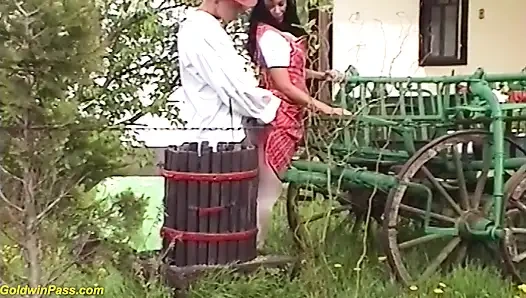 Üvey kız kardeş açık havada sert yumrukla sikiliyor