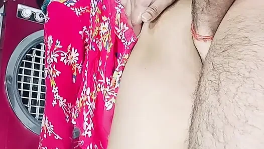 Göt amcık sikiyor yarak emiyor göğüslerini emiyor memeden süt emiyor ve domaltarak yarağa oturuyor ve doğrudan Hintçe seste yatıyor