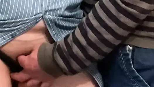 Rastgele yabancının elbisenin altında yapışkan parmakları