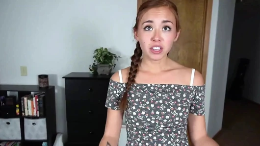 Sürtük üvey kız kardeş götünü yalıyor ve gırtlağına kadar almayı öğreniyor