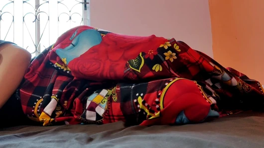 Asyalı yeğen odasında yalnızken amcasıyla seks yaptı.