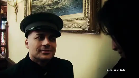 Fransız hizmetçi gibi giyinmiş Lezley Zen dölleniyor