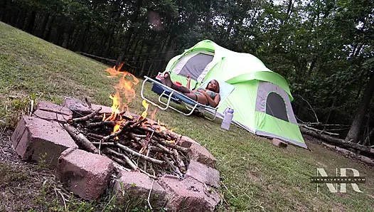 Nina Rivera ilk kamp gezisinde amıyla oynuyor Super Hot Flims