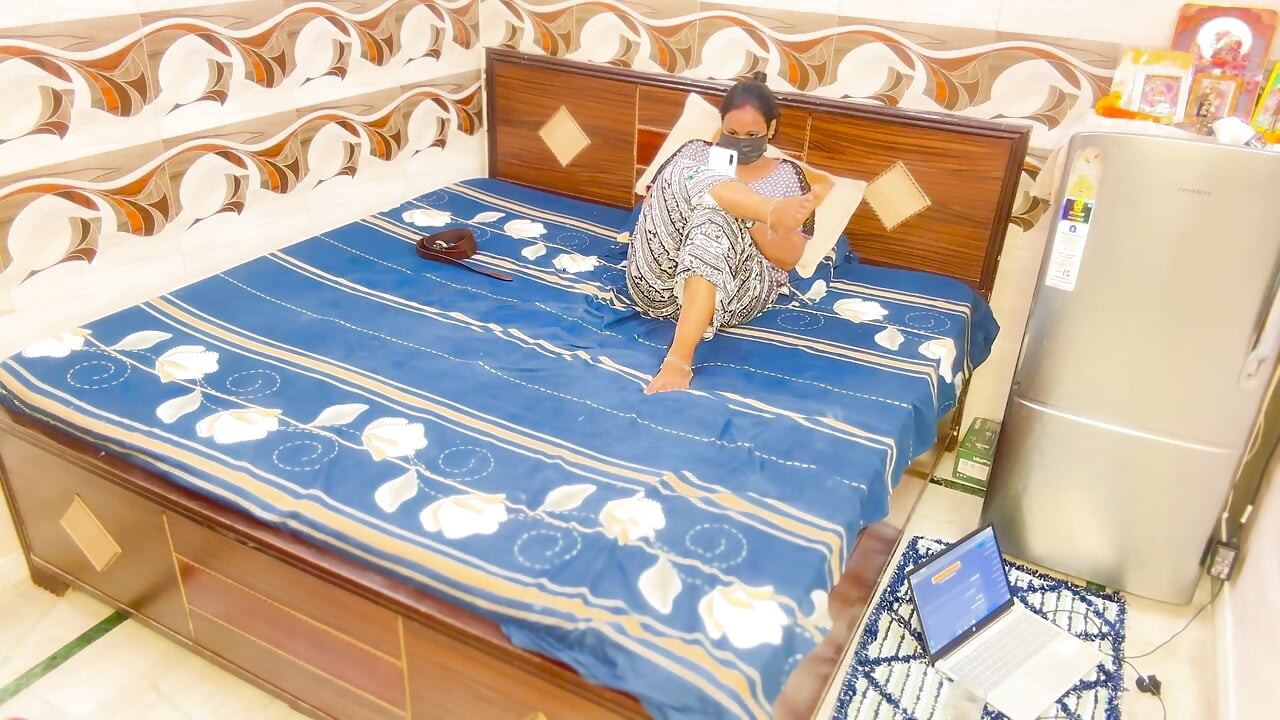 Hintli çift ilk kez sert otel odasında seks yapıyor