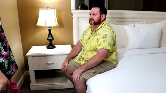 Büyük memeli hatun ona tam hizmet vermeyi reddediyor ama onun yerine ona elle muamele çekiyor