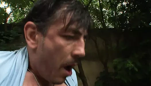 Siyah saçlı genç, küçük manşonunun derinliklerine sert bir horoz sokmaktan hoşlanır.