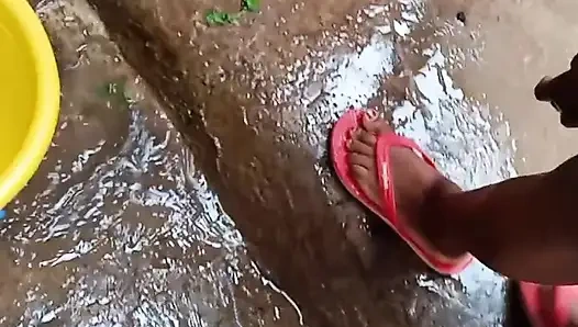 Kıvrımlı kız arkadaş dışarıda çiçek açıyor, çıplak kendini hissediyor