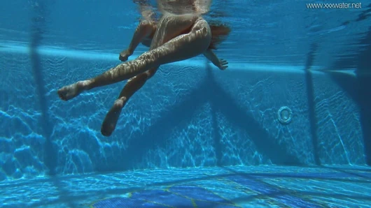 Irina Russaka - seksi vücudunu gösteren ateşli küçük götlü bebek