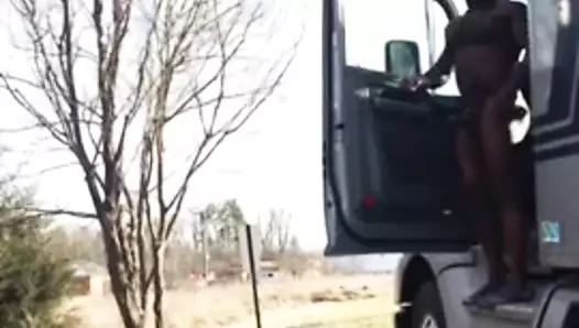 Caminhoneiro negao pelado