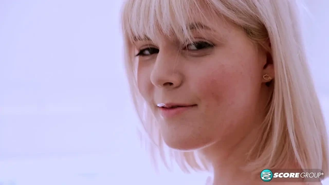 Sabrina Snow, 19, beyazlı bir çizgi film prensesi gibi görünüyor
