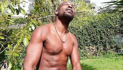 Bayan Ana kocası uzaktayken bahçıvanla sikişiyor