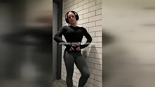 Случай в Instagram Live: гэнгбэнг с 18-летней девственницей - дырки уничтожены и наполнили сливками!