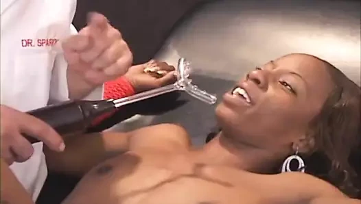 Elektrofrizli zenci paletli yıldız athlese zenci hatun çılgın doktorun yarağını emiyor!