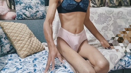 Kadın kılıklı kız annelerinin ipek saten külotunu çalıyor ve boşalıyor