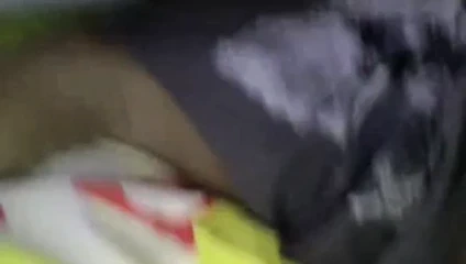 Sevimli siyah kız kendisi ile oynuyor