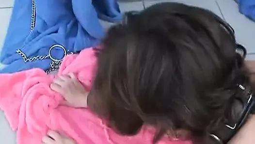 Bağlı esmer Alman bebek bdsm üçlü seksten sonra döl içiyor