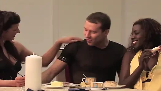 Zenci kadın ve Fransız arkadaşı birlikte sikiliyor
