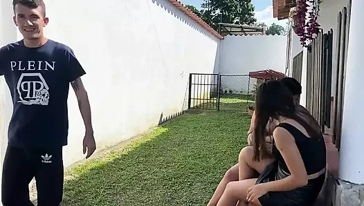 Arkadaşımız bizi bir kulübeye davet ediyor ve sonunda evin her yerinde üçlü seks yapıyoruz