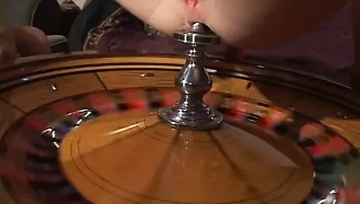 Azgın orospular sikiş deliklerine oyuncaklar ve nesneler yerleştirirken bir damızlık ile hardcore üçlü var